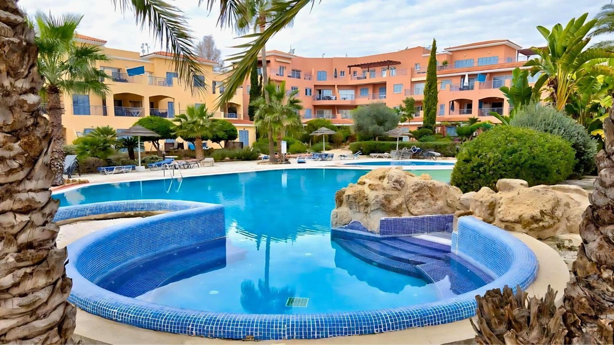 Apartment In Paphos, Prime Location Pools, Jacuzzis, Harbor & 300m To The *