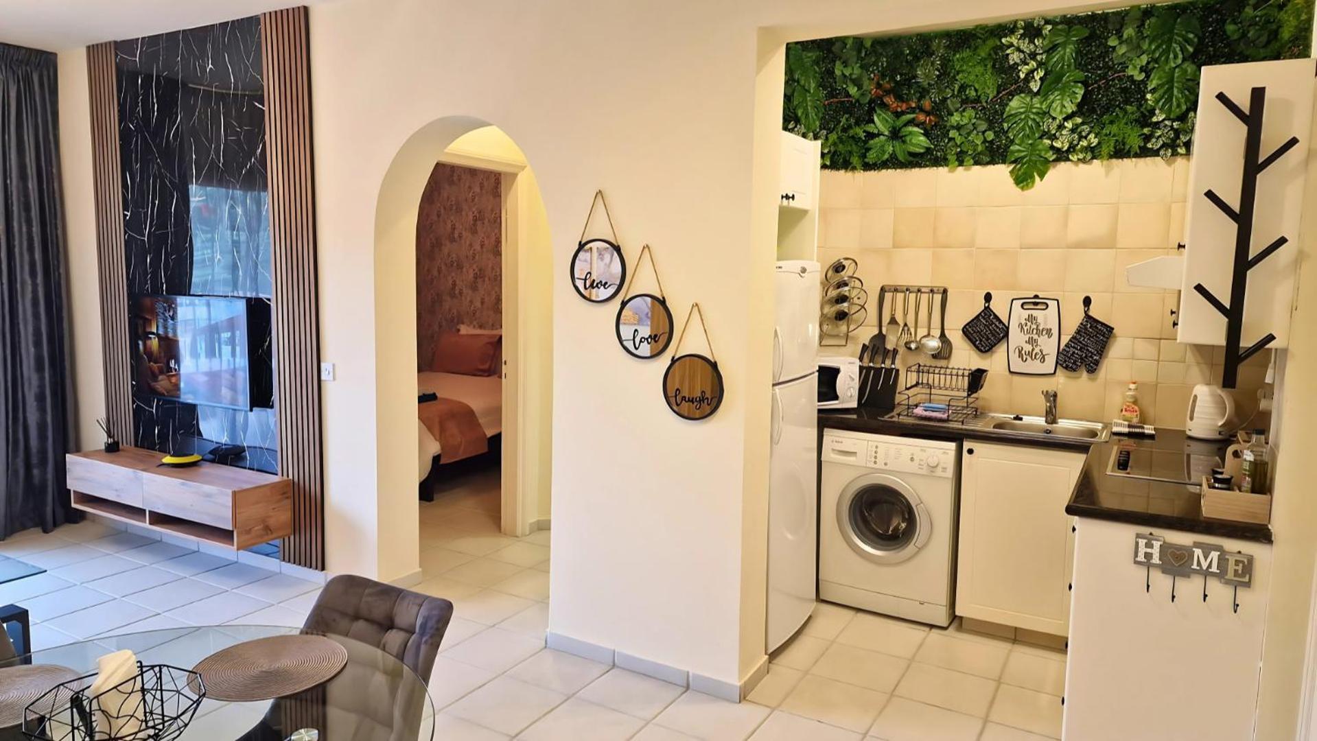 In Paphos, Prime Location Pools, Jacuzzis, Harbor & 300m To The Apartment Paphos